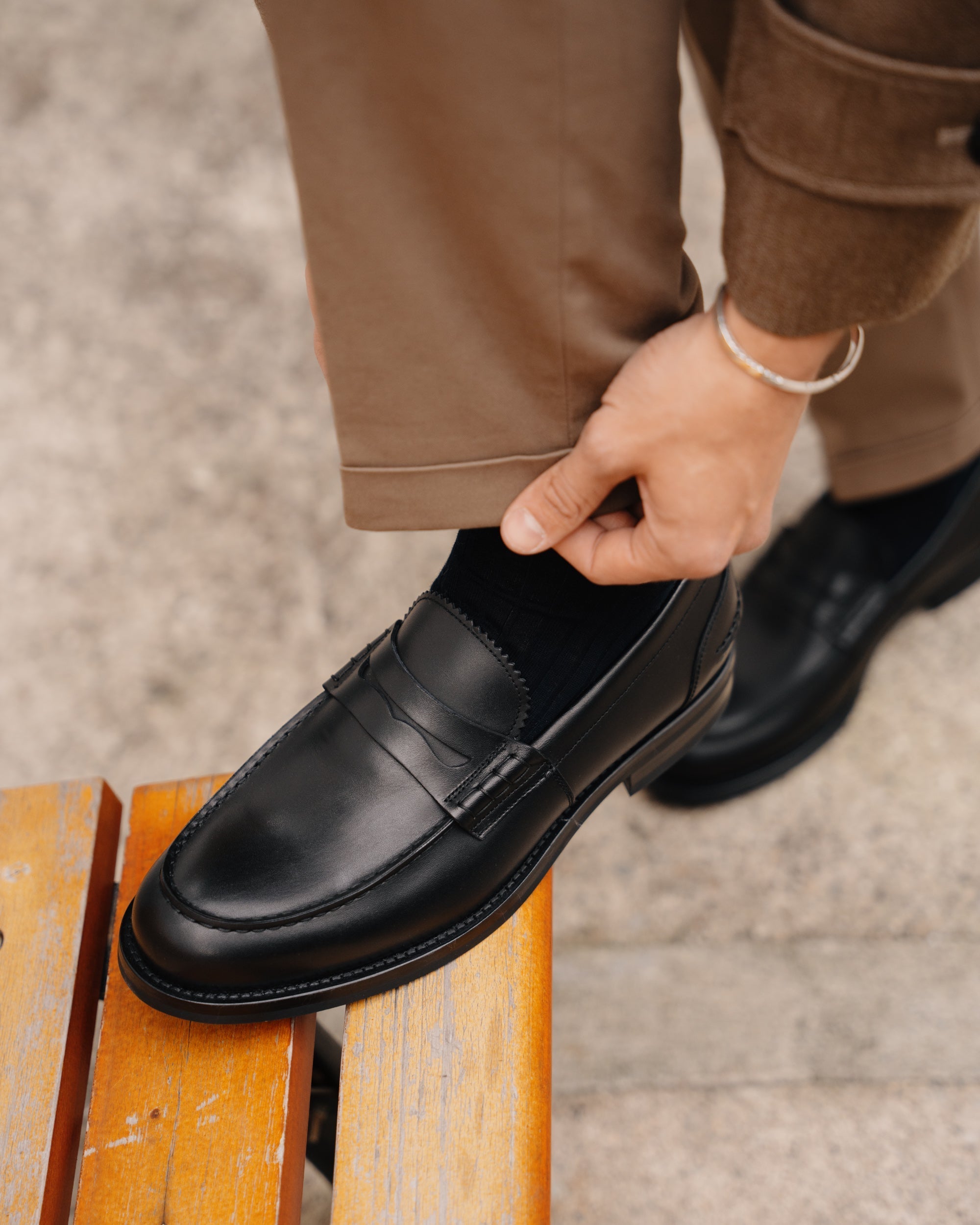 Vellano Harrowmere Black Penny Loafers with Signature Stitch Detail